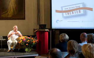 Jules Croiset haalt herinneringen op aan Albert van Dalsum bij de lancering van de site. Foto: Roel Boogaards. Collectie Theater Instituut Nederland.