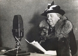Koningin Wilhelmina tijdens een radiotoespraak.