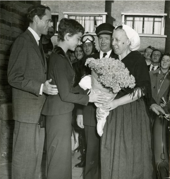 Audrey Hepburn bezoekt parkflat Marlot 4 november 1954. Bron: website haagsebeeldbank.nl.
