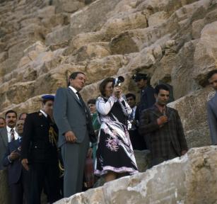 Prinses Beatrix bezoekt de piramides van Giza in 1976. Bron: website anp-archief.nl