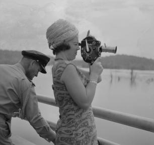 Prinses Beatrix tijdens een bezoek aan Suriname in 1965. Bron: website gahetna.nl