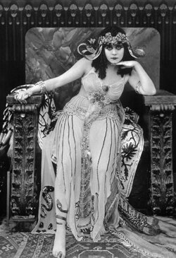 Theda Bara als Cleopatra