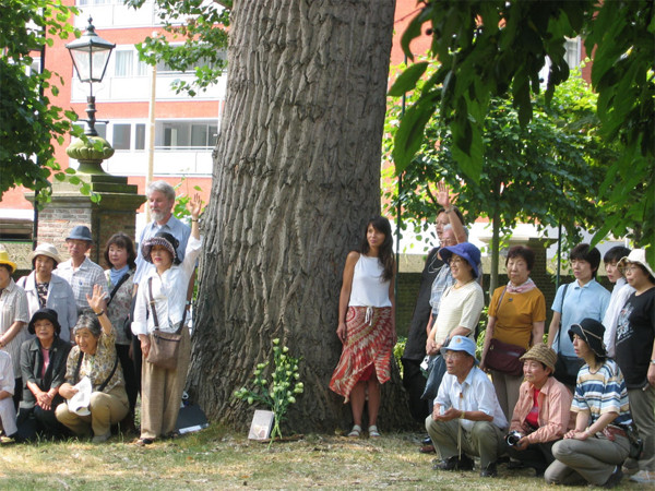 Research voor 'Verliefd op Titia' van Paul Kramer, eerbetoon aan Titia Bergsma in de tuin van de Nieuwe Kerk te Den Haag, 2006