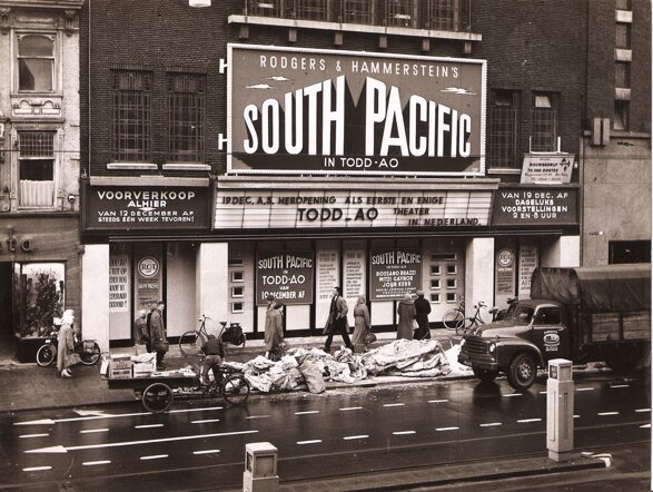 Asta, gevelreclame december 1958. Foto: Piet van der Ham. Collectie: Archief Filmhuis Den Haag.