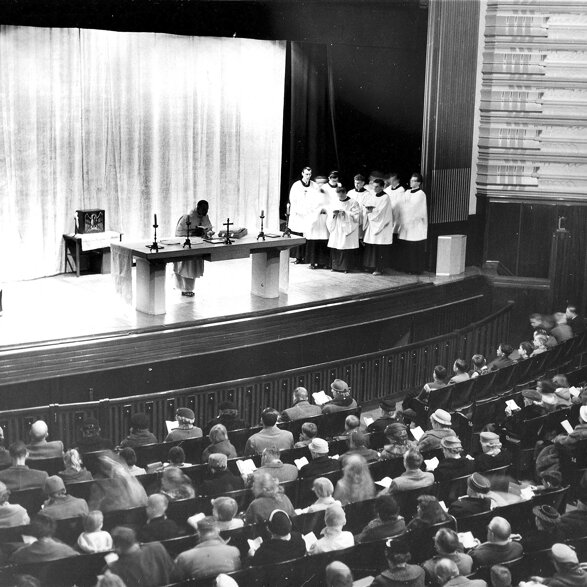 Bioscoop West-End fungeerde in de jaren vijftig op zondagochtend als kerk. Collectie: Archief Filmhuis Den Haag.