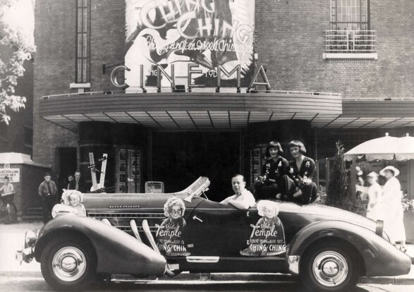Eigenaar A.G. van Tol met oeuvreuses bij promotie voor Shirley Temple film, jaren dertig vorige eeuw.