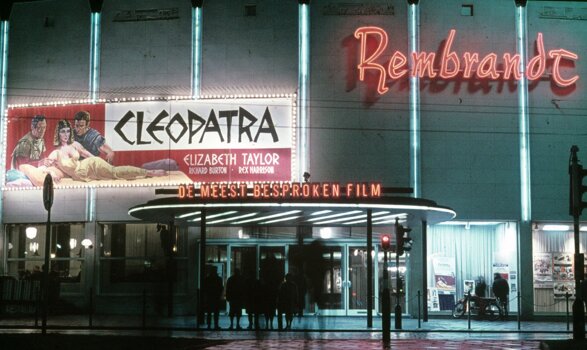Reclame voor Cleopatra op de gevel van bioscoop Rembrandt in Arnhem. Bron: website 70mm.nl.