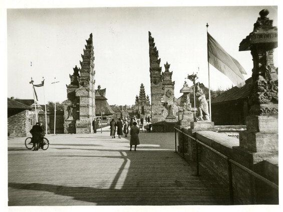 Replica van de Tjandi Bentar (Gespleten Poort) bij de ingang van de Indische Tentoonstelling in het Westbroekpark te Den Haag, 1932. Foto: Haags Gemeentearchief.