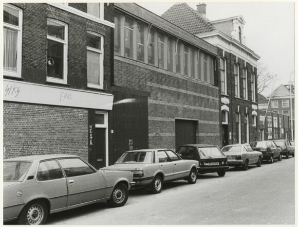 Koningsstraat 118, het gebouw met de hoge ramen, huisvesting van het NDT, ca. 1982. Collectie: Haags Gemeentearchief.