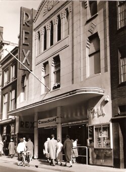 Bioscoop Rex op de Lange Poten 41, in 1957 gefotografeerd door Piet van der Ham. Collectie: Archief Filmhuis Den Haag.