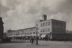 Het West End Theater maakt deel uit van een winkelgalerij met bovenhuizen, ontworpen door A.J. Westerman in 1927. Haags Gemeentearchief.