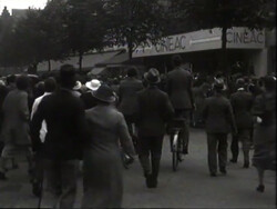 Drukte bij Cineac wegens vertoning verlovingsfilm Juliana en Bernhard. Still uit journaalfilm 1936.