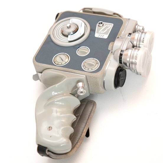 Originele camera waarmee de collectie Doligoon is gefilmd. Door de zoons van Arie van den Dool in 2026 aan het Haags Gemeentearchief geschonken. Bron: haagsgemeentearchief.nl Originele camera waarmee de collectie Doligoon is gefilmd. Door de zoons van Arie van den Dool in 2026 aan het Haags Gemeentearchief geschonken. Bron: haagsgemeentearchief.nl