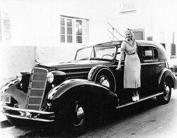 Jean Harlow poseert met haar nieuwe Cadillac in 1934. Publiciteitsfoto.