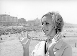 Publiciteitsfoto 'De mooiste tijd ...' (Nico Crama, 1963) Bron: Nederlands Instituut voor Beeld en Geluid.